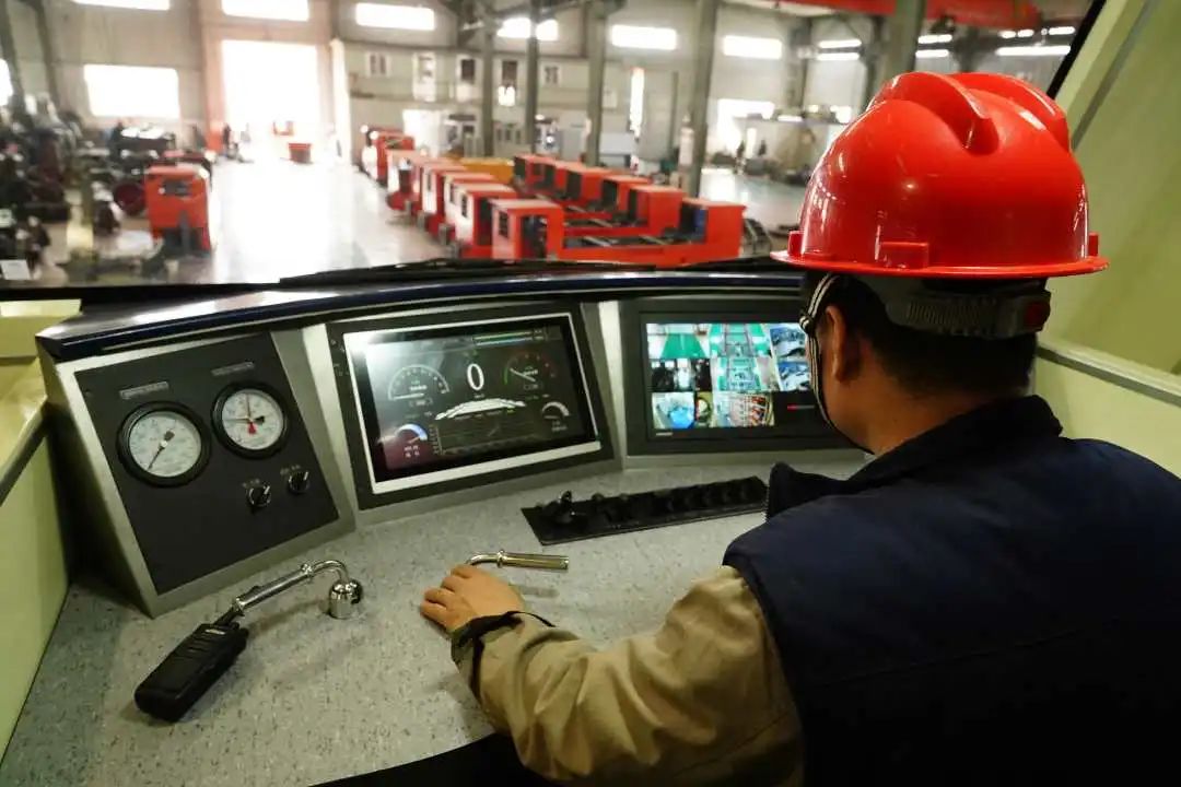 河北省首台870V高电压平台新能源智能机车在秦皇岛下线插图3